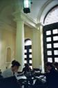 Studenti polonezi citind intr-o cafenea